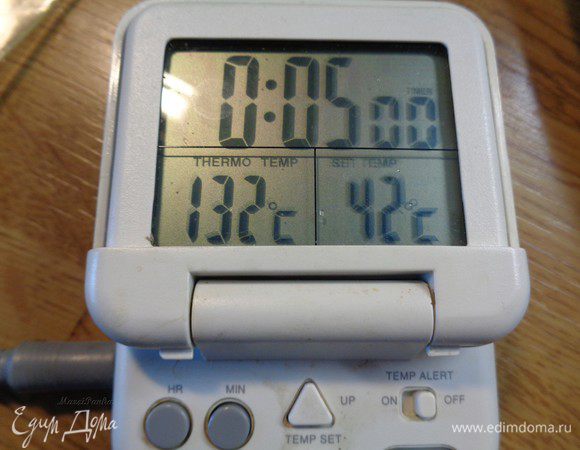 Нагреем наше масло до 175-180°С. У меня на фото пока 132, ждем. Нам нужна температура фритюра.