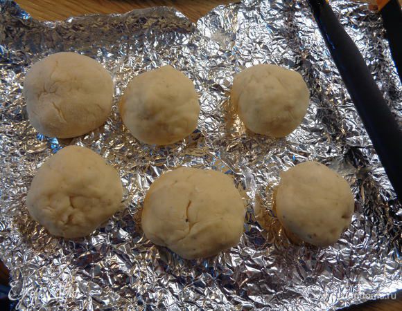 Пока масло нагревается, налепим пончиков. Для этого, обмакиваем руки в муку (чтобы не липло тесто), отщипываем по кусочку и скатываем в шарик. Учтите, что пончики при обжарке увеличатся в размере. Я сделала средние и маленькие по размеру.