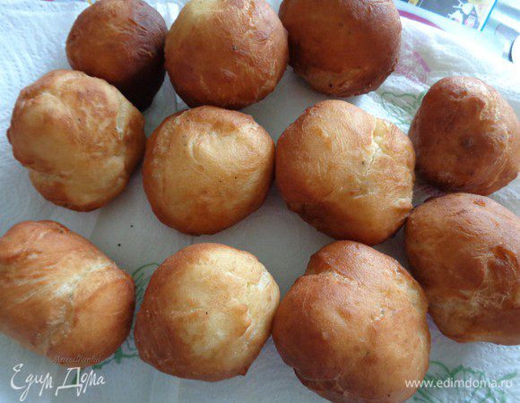 Опускаем по 4-6 штук пончиков в масло. Когда одна сторона зарумянится - переворачиваем щипцами на другую. И так до полного исчезновения теста.

Не рекомендую делать пончики крупными по размеру, т.к. серединка может остаться не пропеченной. 