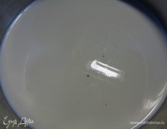 Если вы будете подавать пончики без крема, то на этом этапе просто обваляйте их в сахара и подавайте.

Крем Патисьер очень хорошо подошел к пончикам. Готовить эту французскую вкусняшку совсем не сложно. Для этого соедините в кастрюльке молоко и сливки, добавьте зерна ванили (я заменила ванильным сахаром в количестве 2 ч. л.).