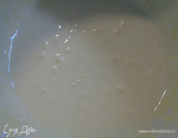 В отдельной емкости взбейте до бела желтки, сахар и кукурузный крахмал.