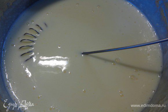 Молоко доведите почти до кипения и отставьте в сторону. Тонкой струйкой влейте в молоко желтковую смесь, непрерывно помешивая.