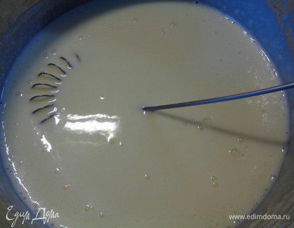 Молоко доведите почти до кипения и отставьте в сторону. Тонкой струйкой влейте в молоко желтковую смесь, непрерывно помешивая. 