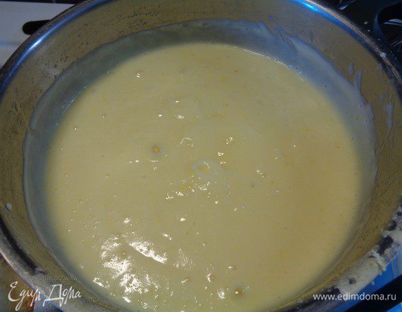 Верните на плиту и варите крем до загустения, до состояния "киселя".

Остудите, прежде чем начинять. При охлаждении крем еще больше загустеет. Чтобы не образовалась за это время на креме некрасивая пленочка, затяните емкость с кремом сверху пищевой пленкой.