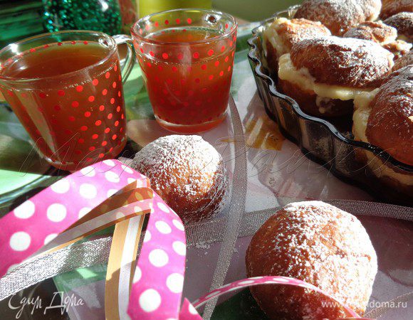 Разрезаем наши пончики пополам, в серединку кладем крем и накрываем верхушечкой. Присыпаем пончики сахарной пудрой и подаем с медовухой.

Хороших майский праздников всем!