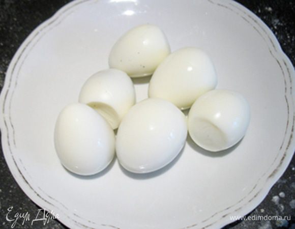 Отварить и почистить яйца. Яйца могут быть в «смятку» или «крутые» - это уже как кому нравится.
