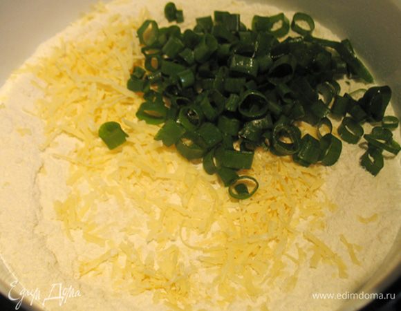 Высыпать смесь в миску добавить порезанный зеленый лук, перемешать. Я предпочла потереть сыр на мелкой терке. 