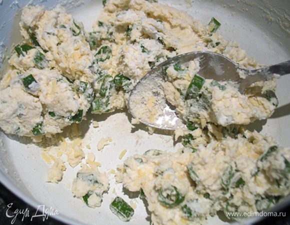 К сухой смесь добавить сметану/йогурт и перемешать. Долго не мешать!