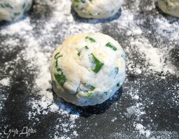 На противень кладем 4 небольших кружочков теста, сверху вертикально ставим яйца и закрываем оставшимся тестом. Выпекаем в разогретой до 230 градусов духовке 4-5 минут, уменьшаем огонь до 200 и выпекаем еще 7-10 минут до золотистой корочки. 