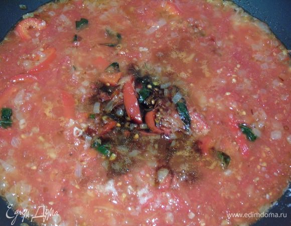 добавить помидоры, бальзамический уксус, сахар и томатную пасту потушить на медленном огне 10-15 минут.