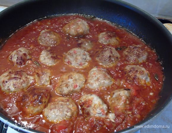Выложить митболы в соус и потушить на медленном огне 10-15 минут.