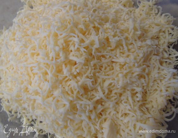 Сыр натереть на мелкой терке.