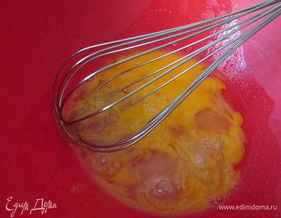 В миске соединить яйца и сахар. Взбить венчиком до однородной массы.