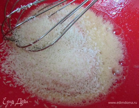 Добавить кокосовую стружку, хорошо перемешать.