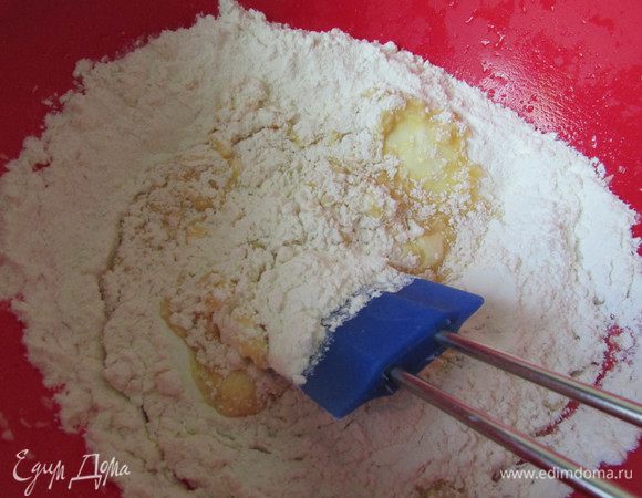 Всыпать мучную смесь, хорошо размешать.