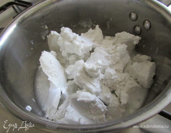 Кокосовое молоко выложить в сотейник. Поставить на медленный огонь. Подогреть до теплого состояния.