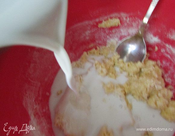 Теплое кокосовое молоко влить в муку и тщательно перемешать. Тесто очень густое.