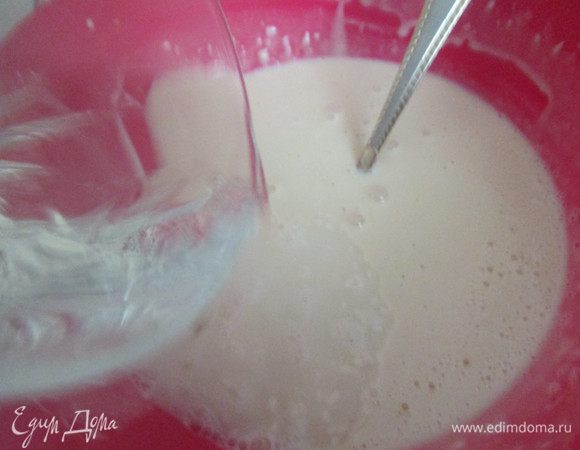 Затем влить тонкой струйкой кипяток, постоянно помешивая (может уйти не все количество кипятка, а может быть, и больше, так как все будет зависеть от муки).