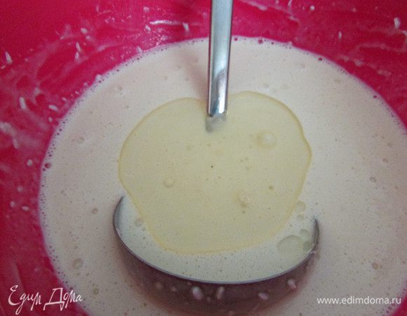 Влить растительное масло. Еще раз хорошенько размешать тесто, дать немного постоять, хотя бы минут 15, можно приступать к обжариванию.