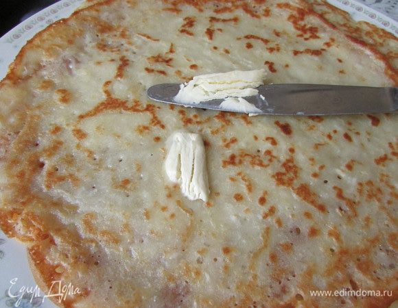 Каждый блинчик смазать сливочным маслом.