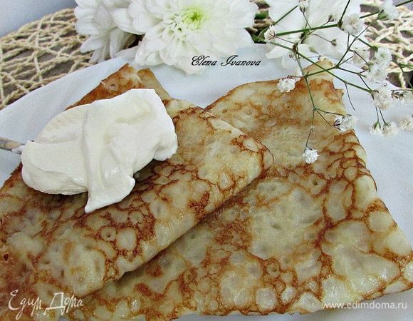 Подать теплые блинчики со сметаной или медом.