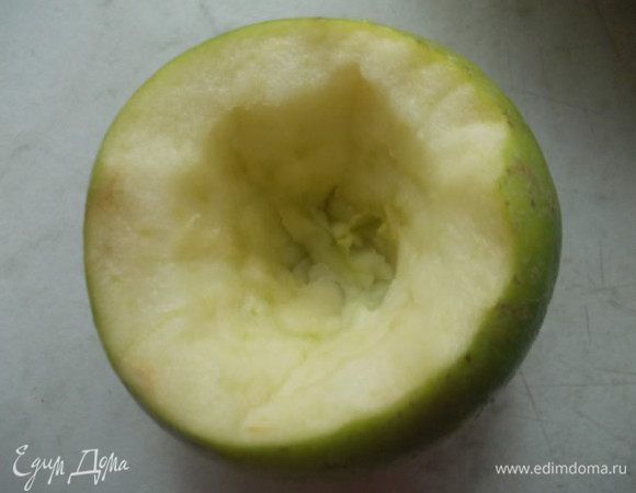 С яблока срезать верхушку и удалить аккуратно сердцевину с семечками.