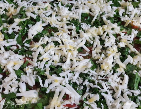 Посыпаем зеленью с чесноком, а затем сыром. В миске взбиваем яйца с солью и равномерно поливаем наше творение. Яйца скрепят овощи и их удобно будет снимать с противня порционно.

Отправляем в духовку, включаем на 180-200С. Сначала запекаем немного на нижнем уровне, затем переставляем  на верхний и запекаем до образования румяной корочки. 

