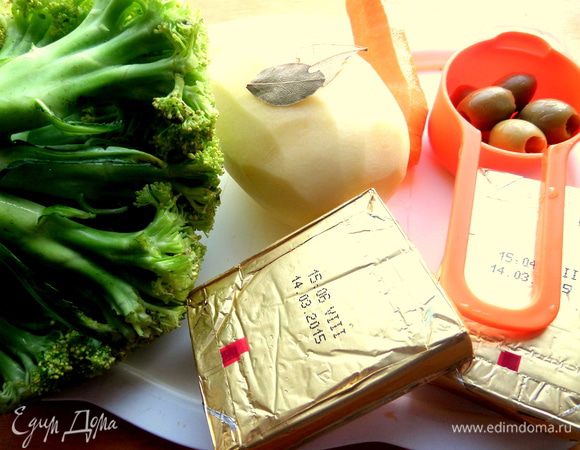 Сегодня такой состав овощей в моём супчике. Можно использовать и мягкий сыр в коробочках,но он в 3 раза дороже и на супчики мы берём именно такие экономные сырочки, а сыр из коробочек-на бутерброды на завтрак!