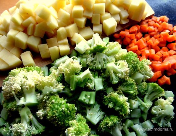 Картофель тоже на кубики, брокколи на небольшие кусочки.