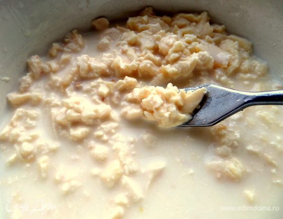 Отдельно в пиалочке разминаем сырки вилкой с небольшим количеством кипятка.