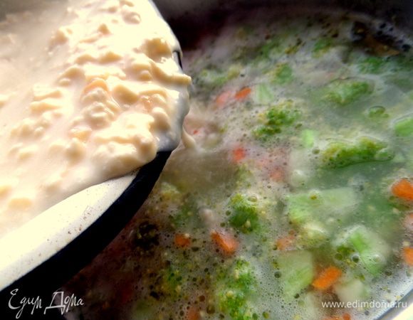 Переливаем в овощной бульон и тщательно перемешиваем и так варим, помешивая до растворения всех сырных комочков.