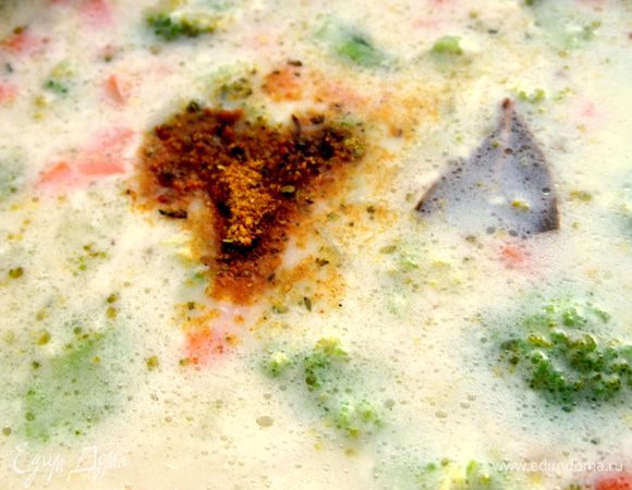 Добавим приправы ароматные и лаврушку обязательно.