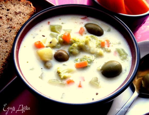 Когда овощи будут готовы,выключаем, даём постоять под крышкой,да и сильно горячий этот суп не так вкусен, лучше всего в тёплом виде,тогда он раскрывает свой сливочный вкус.