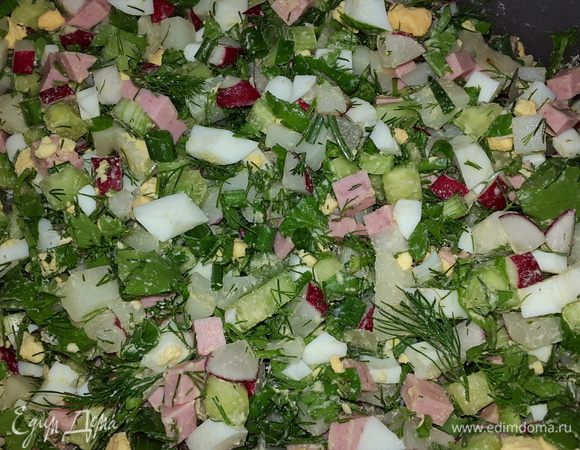 Все ингредиенты мелко нарежьте и перемешайте. Можно, конечно, отварить предварительно говядину, но если нет времени, то вареная колбаса тоже подойдет. Я для оливье и окрошки всегда покупаю колбасу из индейки.