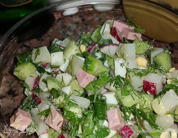 Разложите по тарелкам добавляя в каждую по вкусу: соль, перец, майонез, горчицу, холодный айран и минералку.