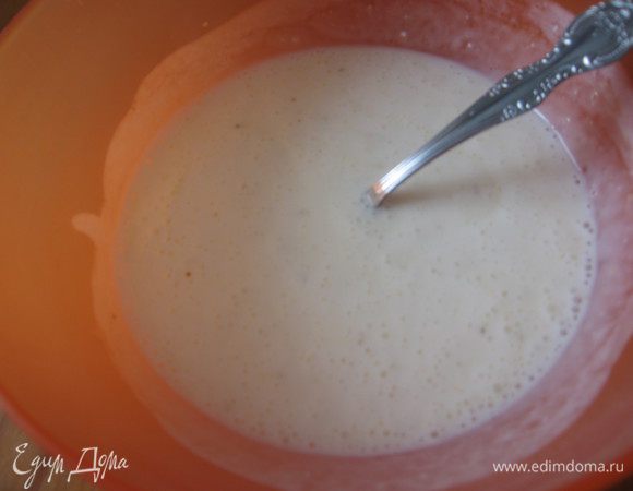 В кефир добавить соду, соль, сахар. Перемешать, оставить на 10 минут.