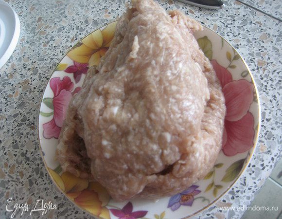 Мясо и лук пропустить через мясорубку, посолить по вкусу. Мясо можно использовать любое, но вкуснее всего со свининой и мясом птицы.