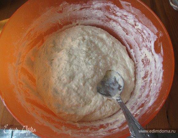 В кефир добавить муку, тесто получается консистенции густой сметаны. Тесто разделить на 2 части.