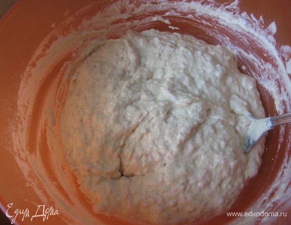 В одну часть добавить фарш, тщательно перемешать так, чтобы он равномерно распределился по тесту.