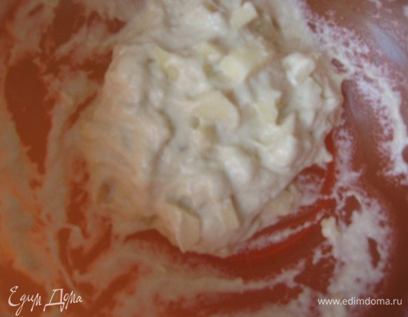 Во вторую половину теста добавить очищенные и мелко порезанные яблоки.