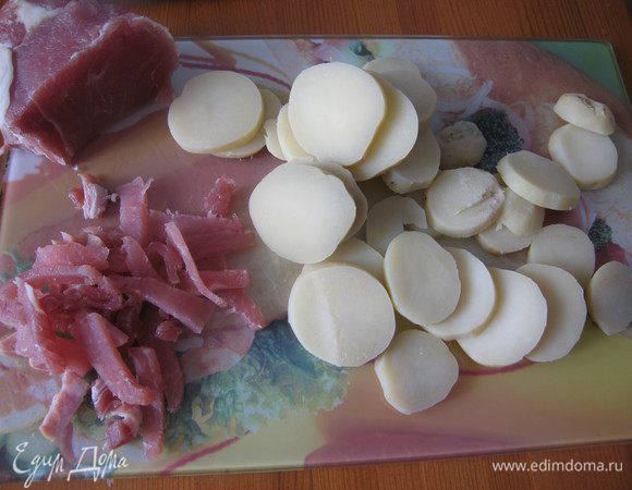 Картофель отварить в мундире с солью, остудить, порезать кружочками, толщиной примерно 0,5 мм. Мясо порезать тонкими полосками.