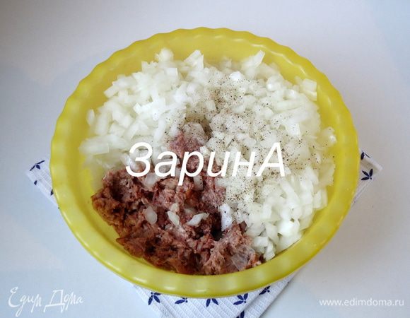 Для фарша: лук очистить и нарезать кубиком, смешать с мясным фаршем, посолить, поперчить по вкусу. Лука можно положить и побольше, он придает сочность фаршу. Так же для сочности я добавляю немного воды. По желанию можно добавить любимые специи.