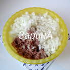 Для фарша: Лук очистить и порезать кубиком, смешать с мясным фаршем, посолить, поперчить по вкусу. Лука можно класть и побольше, я всегда ориентируюсь "на глаз", он придает сочность фаршу. Так же для сочности добавляю немного воды. По желанию добавить любимые специи.