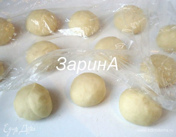 Готовое тесто разделить на кусочки. Скатать их в шарики.