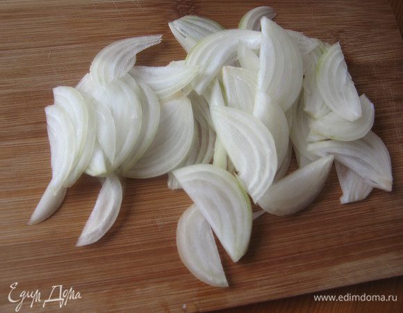 Лук порезать тонкими пёрышками, т.е. не поперёк, а вдоль.