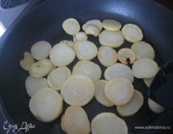 Размер сковородки надо выбирать так, чтобы картофель расположился почти одним слоем. Растопить жир, обжарить слегка картофель (2-3 минуты).