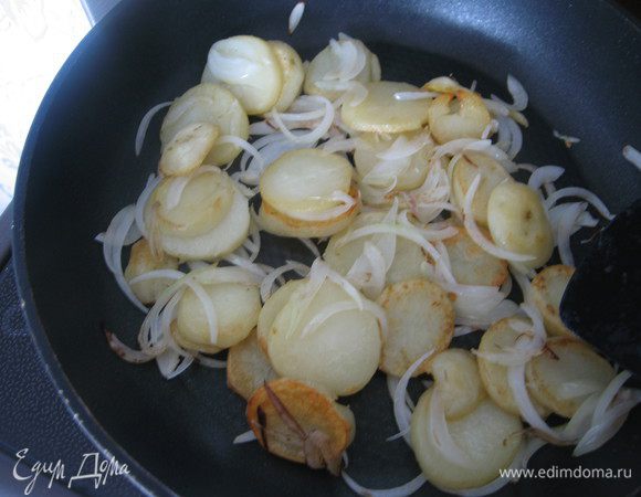 Добавить лук, тоже на 2-3 минуты, не забывая помешивать.