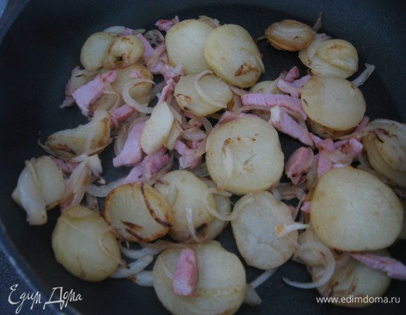 Затем отправляем в сковородку мясо и держим на огне до тех пор, пока картошечка не станет румяная. Примерно так.