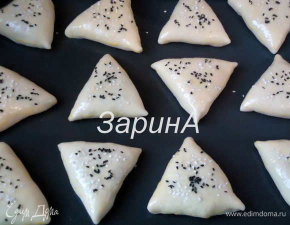 Присыпать кунжутом. Выпекать пироги в заранее разогретой духовке при 180°C 30 минут.