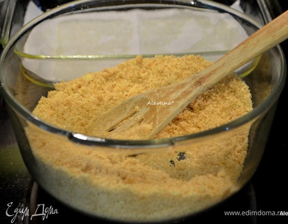 Разогреть духовку до 200 гр. Измельчим печенье в крошку. Форму дно смазать маслом, выстелить на дно бумагу для выпечки. Добавить в крошку растопленное сливочное масло. Перемешать.